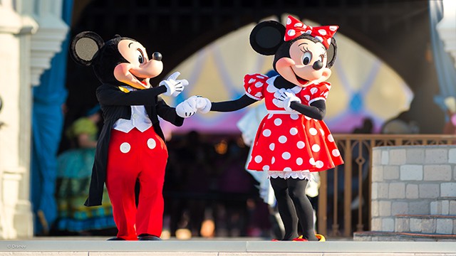 Romantic Interaction Between Mickey and Minnie Mouse Caught on Video!