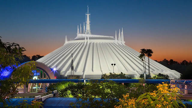 There is a COOL new PhotoPass picture for Space Mountain!