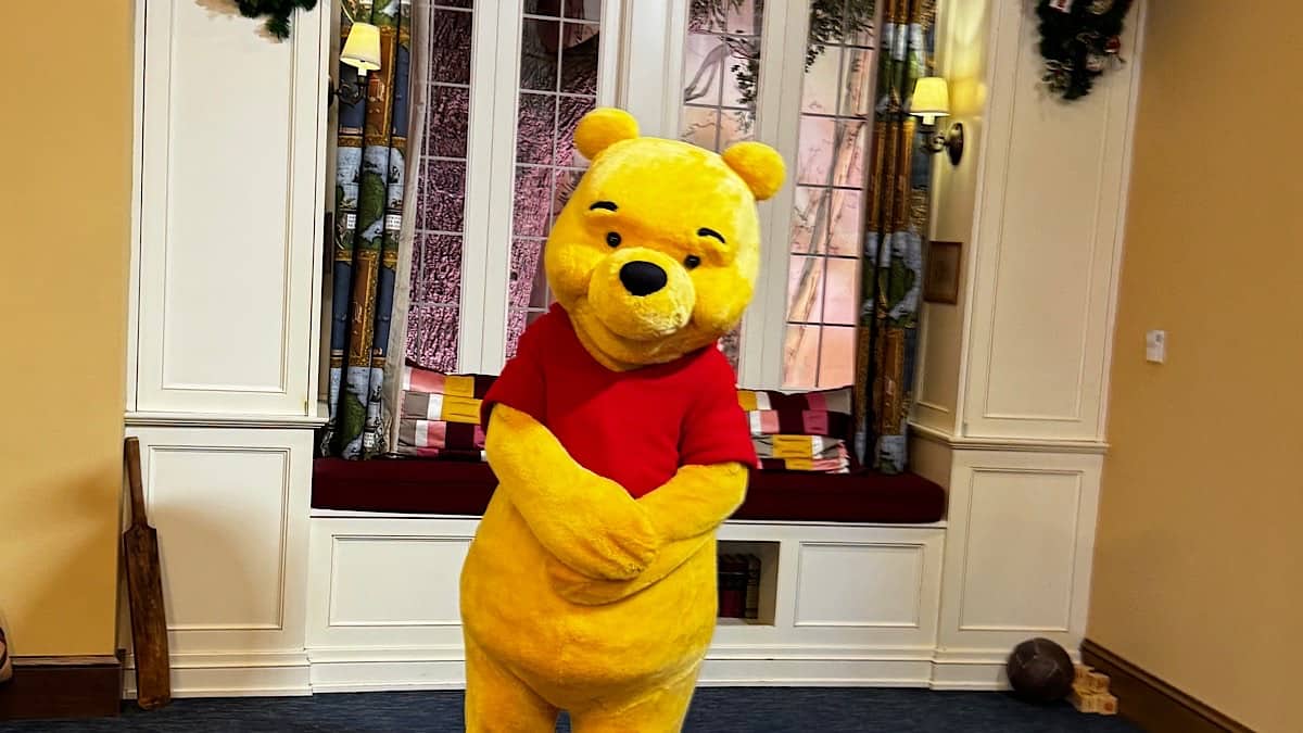 This image has an empty alt attribute; its file name is Epcot-Pooh-character-United-kingdom.jpg