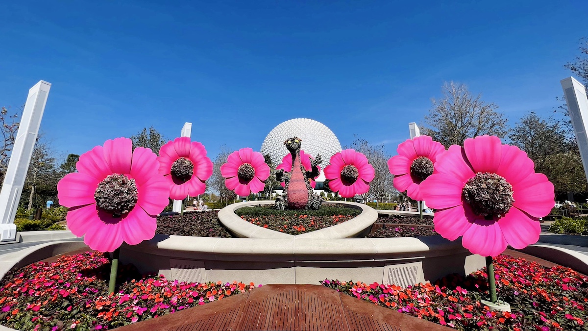 Flower and Garden Topiary Plays Music for First Time