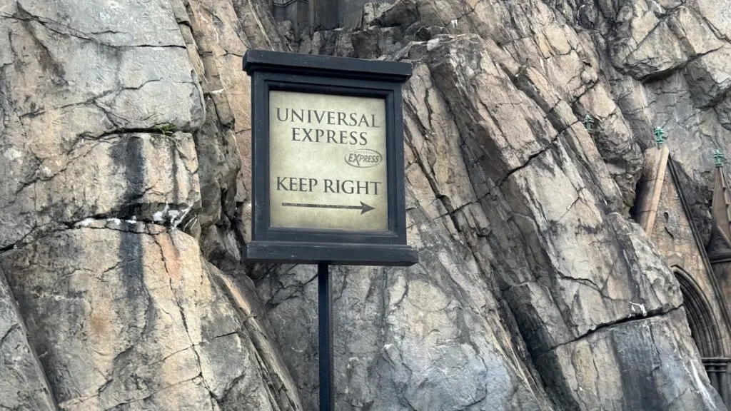 Universal Express Pass Sign