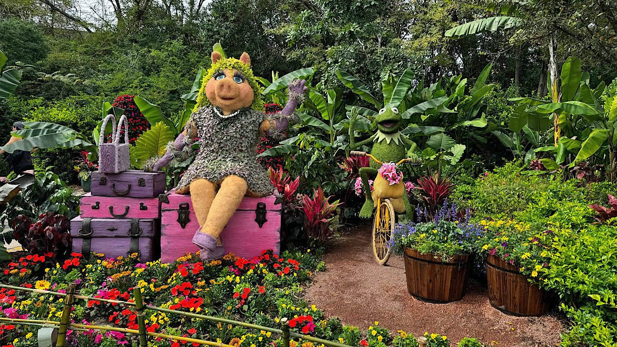 2024 epcot flower garden miss piggy kermit topiary