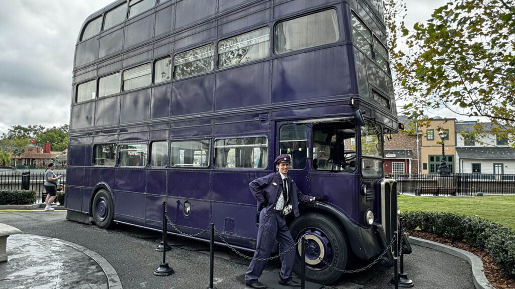 universal-character-meet-harry-potter-bus-driver