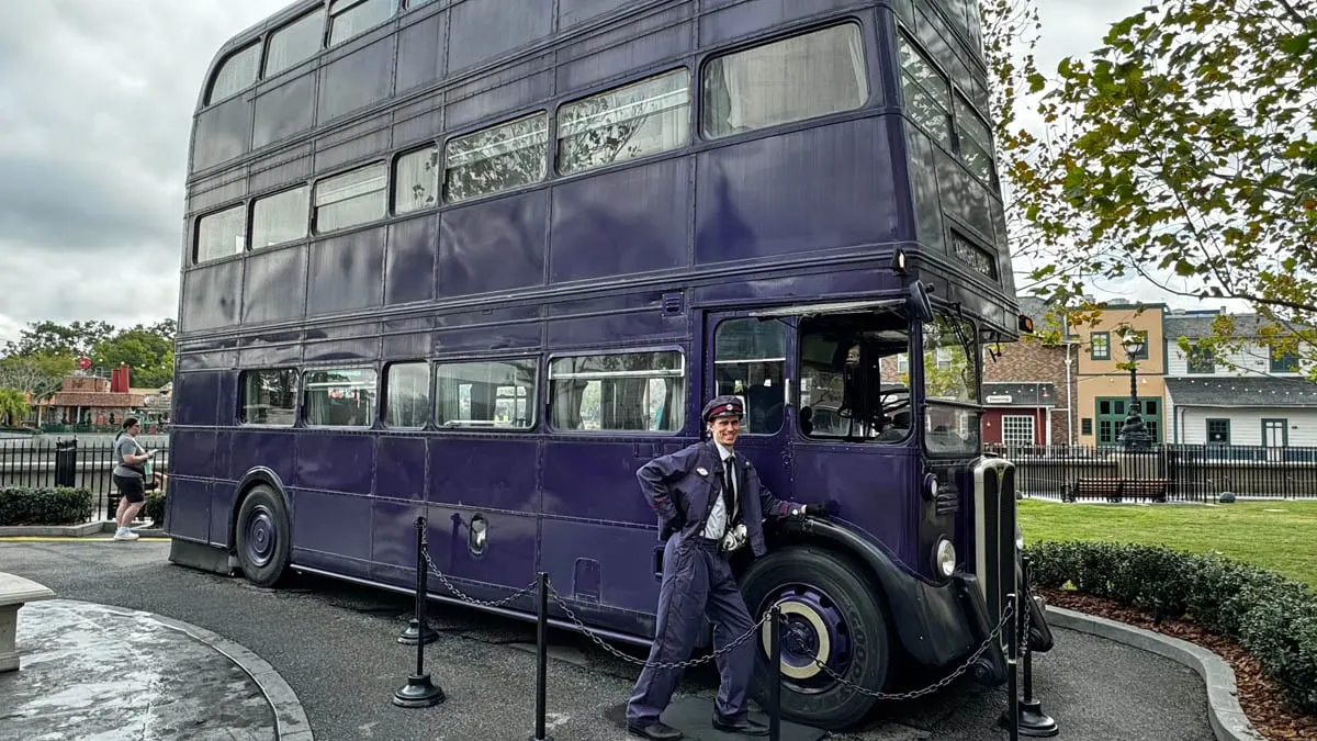 universal-character-meet-harry-potter-bus-driver