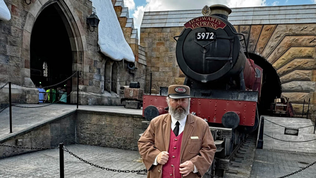 universal-character-meet-harry-potter-hogsmeade-express-train-conductor