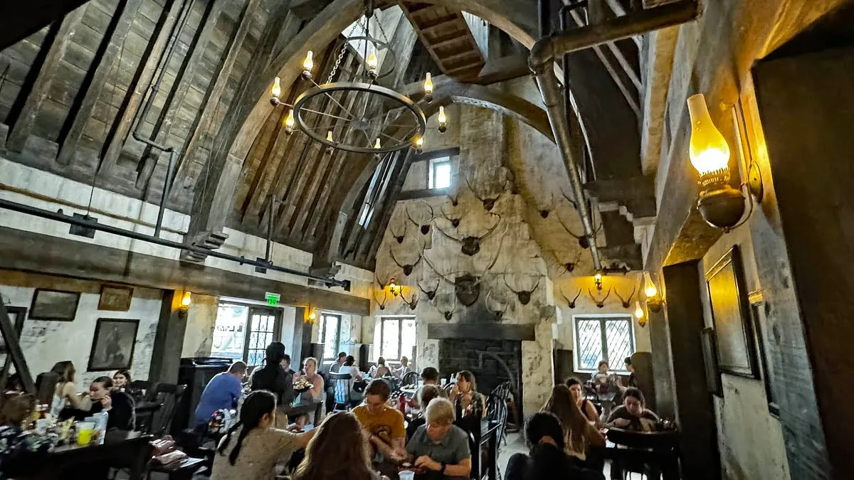 universal islands of adventure hogsmeade three broomsticks restaurant dining room 1