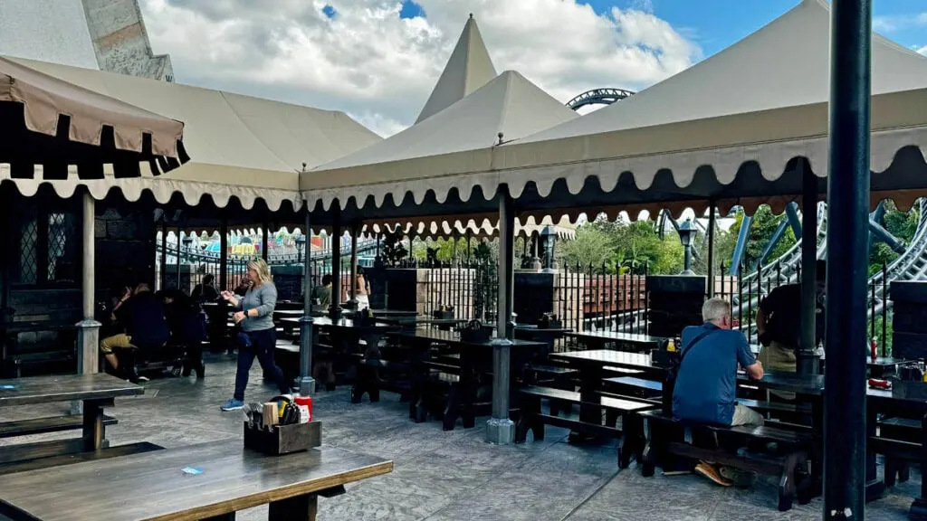 universal islands of adventure hogsmeade three broomsticks restaurant outdoor dining patio seating