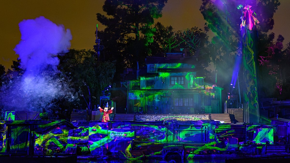 Fantasmic! Mickey Maleficent disneyland