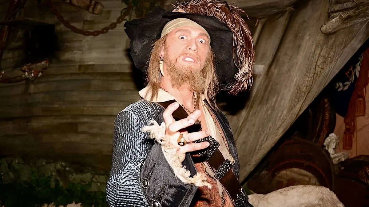 mickey's not so scary halloween party pirates captain barbossa