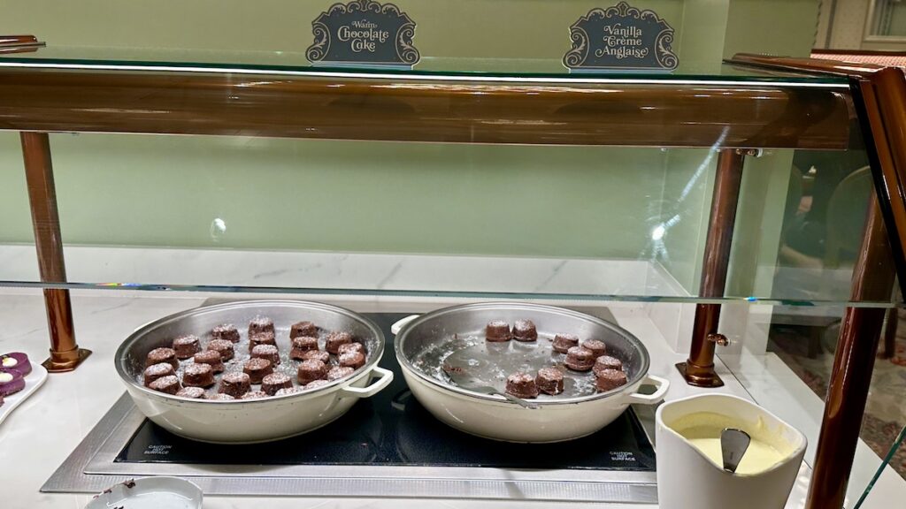 grandfloridian1900parkfaredinnerbuffetchocolatecake