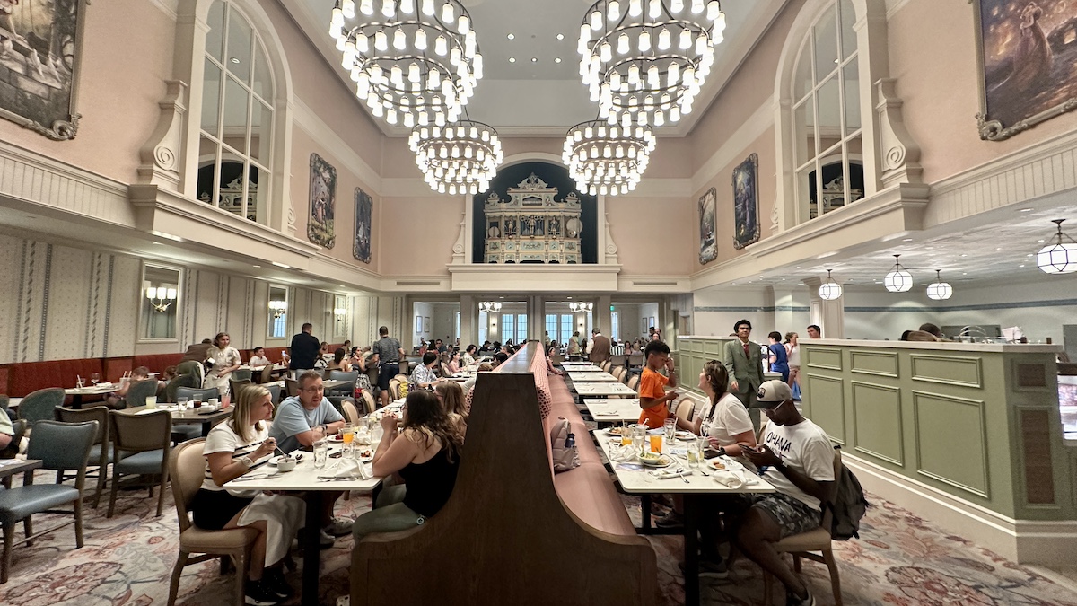grandfloridian1900parkfaredinnerbuffetdiningarea