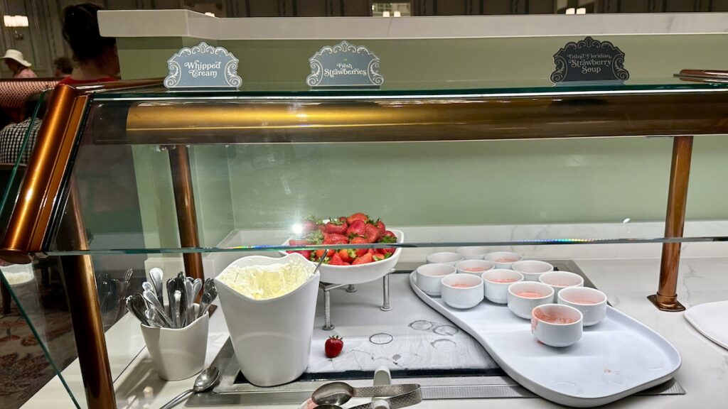 grandfloridian1900parkfaredinnerbuffetstrawberrysoup