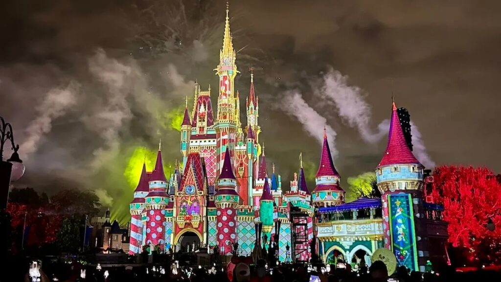 All Guests Can Enjoy Minnie's Wonderful Chistmastime Fireworks This Year
