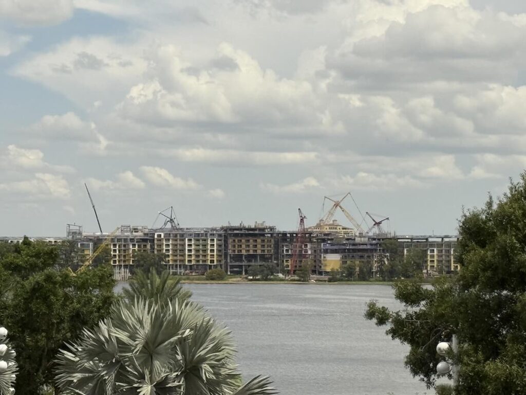 Lakeshore lodge construcion