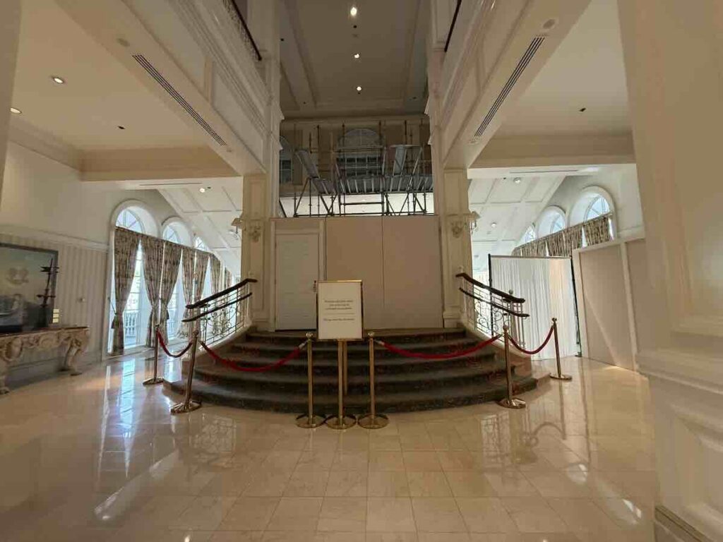 grand flo grand staircase closed