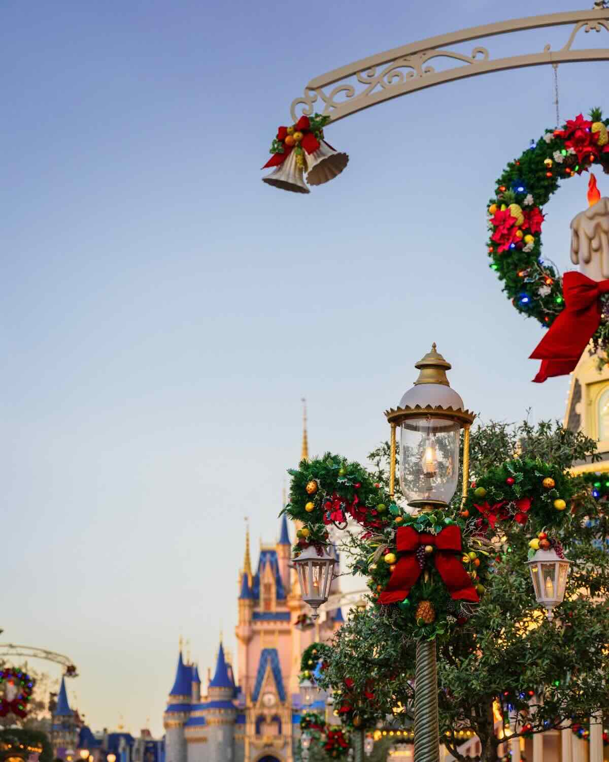 magic kingdom christmas light post