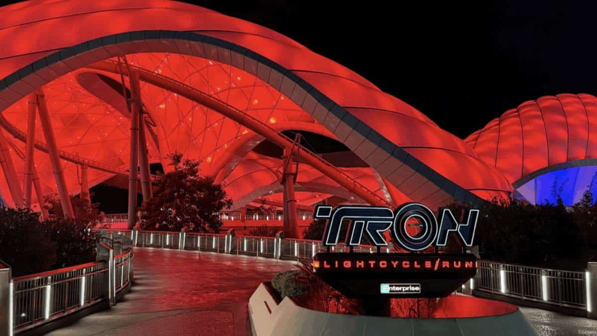 Video: Disney-Loving Celebrity Plays “Try Not to React” on Disney Coaster